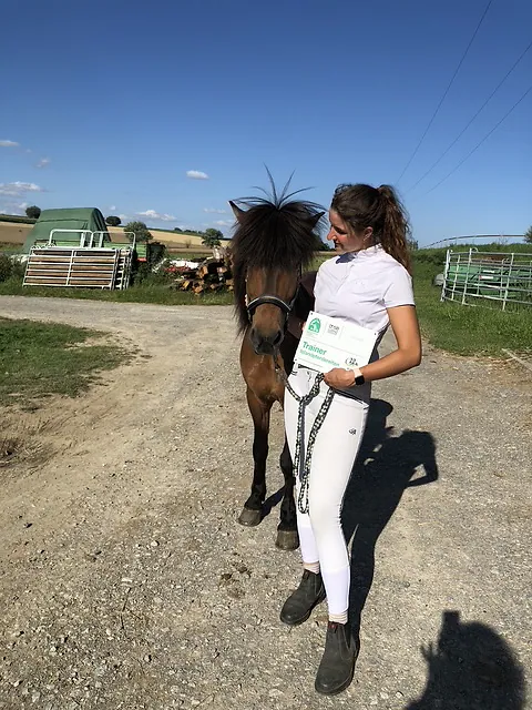 Lilian Sauter mit ihrem Islandpferd und der Trainer-Urkunde